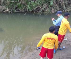 Momento en el que los bomberos realizaban la recuperación del cuerpo sin vida.