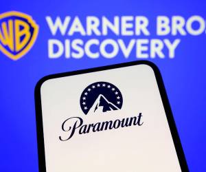 La Justicia de Estados Unidos frenó por 14 días la fusión Paramount-Warner Bros. Discovery. California, Nueva York y el sindicato de guionistas denuncian riesgos de monopolio, menos empleo y precios más altos para el consumidor.
