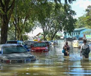 Automóviles parcialmente sumergidos en las inundaciones en Shah Alam, Selangor. Foto: AFP