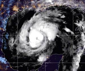 De acuerdo con el Centro Nacional de Huracanes de Estados Unidos el huracán Zeta tendrá vientos máximos de 160 kilómetros por hora (100 millas por hora).
