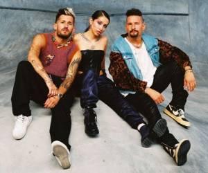 Ricky y Mau, artistas venezolanos junto a María Becerra, cantante argentina. Foto: Cortesía/El Heraldo