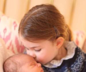 Princesa Charlotte cargando a su hermanito, el príncipe Luis que tiene días de nacido.