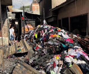 Las labores de enfriamiento continúan, mientras vendedores revisan cómo quedó lo que durante años les costó construir, luego de que un voraz incendio arrasara con al menos 50 puestos ubicados en la zona del mercado Galindo, en Comayagüela. Así quedó el lugar: