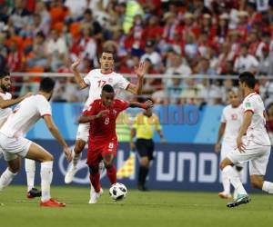 Edgar Barcenas se quita a varios juagadores.