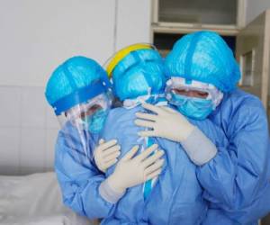 Con 361 muertos en China, el balance del nuevo coronavirus supera ahora el del SARS (que duró ocho meses y dejó 774 muertos). El gobierno chino admitió 'insuficiencias' en su reacción y reconoció el lunes que necesita urgentemente mascarillas de protección para enfrentar la epidemia. Foto: AFP