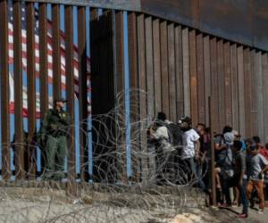 Un grupo de migrantes aún se encuentra en la frontera entre México y Estados Unidos. Foto: Agencia AFP