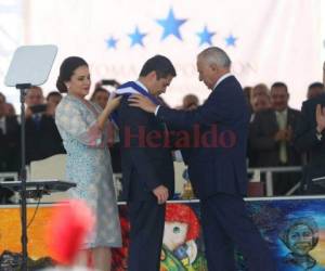 El presidente del Congreso Nacional colocó la banda a Juan Orlando Herández que lo acredita como presidente de Honduras. Foto: Marvin Salvado-EL HERALDO