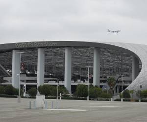 Los grandes templos de la NFL serán protagonistas del Mundial 2026 en Estados Unidos, donde once estadios acogerán la mayor parte del torneo, incluidas las semifinales y la final en el MetLife Stadium de Nueva York, en la imagen el imponente <b>SoFi Stadium de Los Ángeles</b> acogerá el 12 de junio el primer partido del torneo en Estados Unidos, un Estados Unidos-Paraguay correspondiente al Grupo D.
