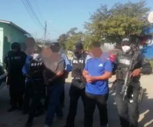 Momento en que los tres detenidos eran trasladados del sitio de captura por elementos de la policía.