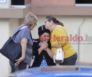 Los dolientes se abrazaron al llegar a la morgue capitalina. Foto Estalin Irías| EL HERALDO