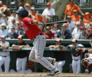 Mauricio Dubón en un juego de la pretemporada este año con los Red Sox. Foto: Agencia AP.