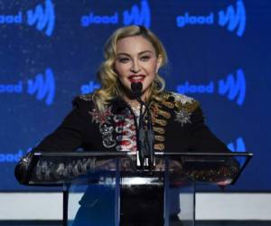 En esta imagen del 4 de mayo de 2019, Madonna acepta el premio de activismo por un cambio en la 30ma entrega anual de los Premios GLAAD en Nueva York.