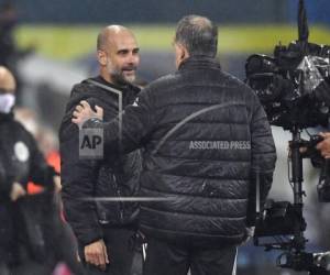 Guardiola piensa que la presencia de Bielsa es un 'regalo' para el fútbol inglés. Foto: AP.