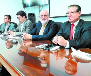 Representantes de la Andi y funcionarios electorales captados antes del encuentro en el que evaluaron el proceso.