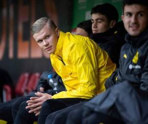 Erling Haaland del Borussia Dortmund en la banca durante el partido de la Bundesliga contra el Augsburgo, el sábado 18 de enero de 2020, en Augsburgo, Alemania. ( Tom Weller/dpa vía AP)