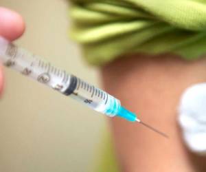 Se cuenta con cerca de 100 millones de dosis de una vacuna de una generación anterior llamada ACAM2000, informaron las autoridades.