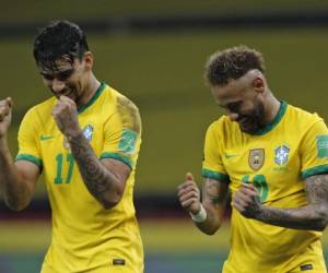 El brasileño Neymar celebra con su compañero Lucas Paqueta tras marcar un penalti contra Ecuador durante su partido de fútbol sudamericano de clasificación para la Copa Mundial de la FIFA Qatar 2022. Foto:AFP