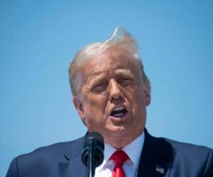 Esta no es la primera vez que una red social le borra mensajes sobre el coronavirus al mandatario estadounidense. Foto: AFP