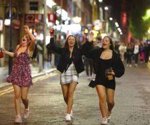 Aún no se confirman los detalles de qué involucra cada nivel, pero se anticipa que el más elevado incluya el cierre de bares y restaurantes. Foto: AP