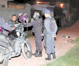 La Policía llegó al barrio El Pastel tras el hallazgo de dos hombres muertos.