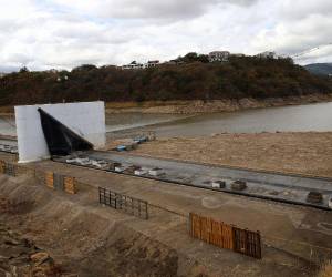 La extensión del verano hasta finales de junio reduce a 60 días la captación de agua en represas de la capital, lo que obligará a aplicar racionamientos más severos.