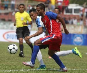 Ronald Martínez, ex de Motagua, domina la pelota en el juego ante el CET de Choluteca. Foto: Juan Salgado / Grupo Opsa.
