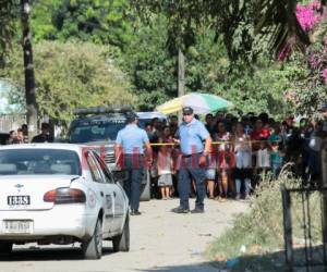 Agentes policiales acordonaron la zona en donde dos personas fueron acribilladas en la colonia Luisiana de San Pedro Sula. Foto EL HERALDO