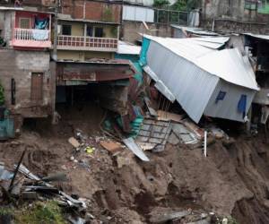 Se reportaron 7,225 evacuados de zonas de alto riesgo que fueron trasladados a 154 albergues montados en todo El Salvador. Foto: AFP