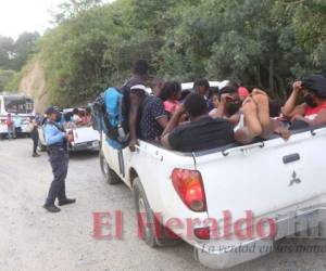 Los migrantes haitianos se suben a carros que los transportan de forma gratuita hasta Danlí, El Paraíso. Foto: Alex Pérez/El Heraldo