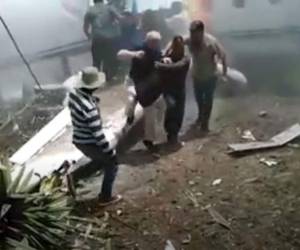 Con mochila en mano y en medio de los gritos que indicaban 'cuidado con los cables (de alto voltaje)', el estadounidense sale de la parte destrozada de la aeronave y e aleja del peligro. (Foto: Captura de vídeo)