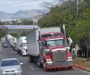 Momento en que los vehículos avanzaban por el bulevar Fuerzas Armadas para tomar las distintas rutas. Fotos: Marvin Salgado/ELHERALDO.