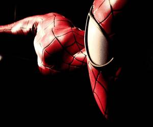 Peter Parker tenía apenas 16 años cuando una araña irradiada le cambió la vida, y ese instante, publicado el 10 de agosto de 1962 en las páginas de Amazing Fantasy #15, le dio a Marvel su personaje más rentable. 64 años después, el trepamuros sigue mutando sin perder la esencia que lo volvió distinto desde el inicio, la de un adolescente torpe y con problemas reales.