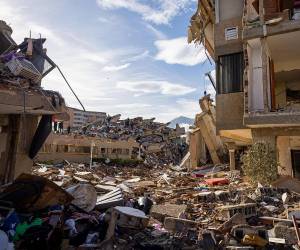Edificios reducidos a escombros reflejan la magnitud de los terremotos que devastaron varias ciudades de Venezuela y dejaron miles de víctimas. La fotografía muestra escombros de edificaciones destruidas en Catia La Mar, La Guaira.