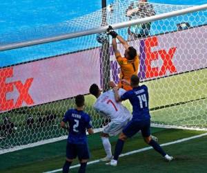 El portero de Eslovaquia Martin Dubravka anota un gol en propia meta mientras intenta despejar el balón durante el partido del grupo E por el campeonato de fútbol de la Eurocopa 2020 entre Eslovaquia y España en el Estadio La Cartuja en Sevilla, España. Foto: AP