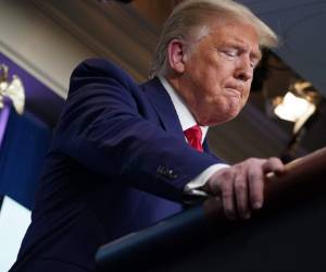 Trump dijo que era 'cuestión de vida o muerte' que todos acaten las normas del gobierno y pronosticó que pronto se verá una 'luz al final del túnel'.