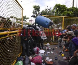 La segunda caravana migrante está conformada por ciudadanos centroamericanos que buscan llegar a Estados Unidos y este domingo ingresó por la fuerza a México. (AFP)