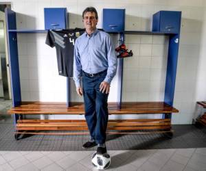 Mario Kempes posando con un balón de fútbol. Foto:AFP