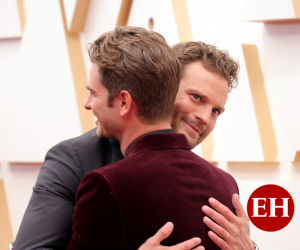 Jamie Dornan y Andrew Garfield durante el viral abrazo.