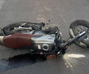 Tan solo segundos después de salir de la acera y llegar a la mitad de la vía, el motociclista lo embistió, provocándole la muerte de manera instantánea debido al fuerte impacto.
