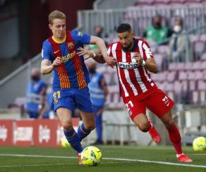 Frenkie de Jong pelea un balón con Yannick Carrasco durante el partido que Barcelona y Atlético de Madrid igualaron sin tantos el 8 de mayo del 2021 en Barcelona. Foto:AP