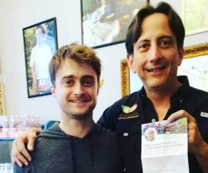 Daniel Radcliffe junto al dueño de la finca de café. Foto: Cortesía José Cuellar.