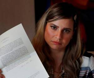 Ana Lucía Salazar sostiene las cartas que el nuevo director general de la Legión de Cristo, el reverendo Eduardo Robles Gil, y su agresor le enviaron pidiendo su perdón. Foto: AP.