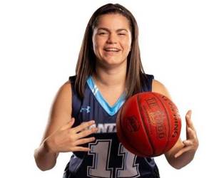 Su trayectoria comenzó en el 2012 practicando volibol, pero luego inició a entrenar paralelamente baloncesto y fue en este deporte donde se quedó atrapada.