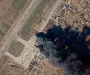 Las imágenes de satélite parecen mostrar al menos tres helicópteros en llamas, así como varios vehículos.