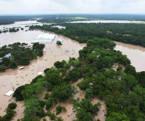 Las repentinas inundaciones que afectan al estado de Texas provocaron evacuaciones y rescates este jueves y dejaron al menos una persona fallecida en la misma zona donde el año pasado murieron más de 100 personas por el desbordamiento del río Guadalupe.