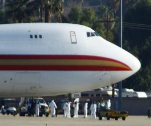 TOPSHOT - A bus arrives next to the Diamond Princess cruise ship, with people quarantined onboard due to fears of the new COVID-19 coronavirus, at the Daikaku Pier Cruise Terminal in Yokohama port on February 16, 2020. - The number of people who have tested positive for the new coronavirus on a quarantined ship off Japan's coast has risen to 355, the country's health minister said. (Photo by Behrouz MEHRI / AFP)