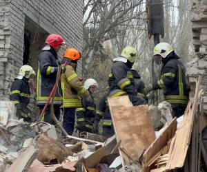 Los rescatistas del Servicio de Emergencia de Ucrania trabajan en un edificio residencial de cinco pisos dañado después de un ataque ruso en Mykolaiv el 11 de noviembre de 2022, en medio de la invasión rusa de Ucrania.