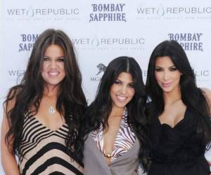 Las hermanas y famosas Kourtney, Kim y Khloé Kardashian, intentaron sacar a flote su negocio de las tarjetas de crédito, sin embargo no les funcionó, por falta de credibilidad.