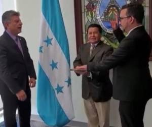 Alvarenga prestó juramento ante el secretario de Gobernación, Justicia y Descentralización, Tomás Vaquero.