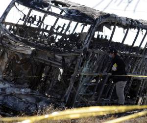 Los dos vehículos chocaron de frente y quedaron totalmente calcinados.